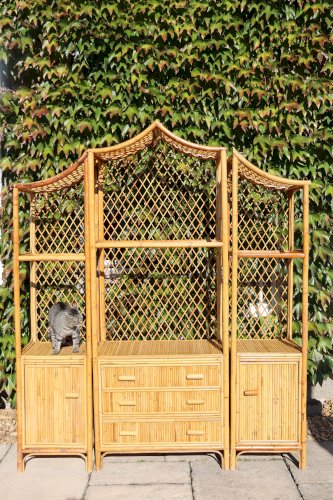 Bibliothèque, étagère sur pieds en rotin style pagode, 1970