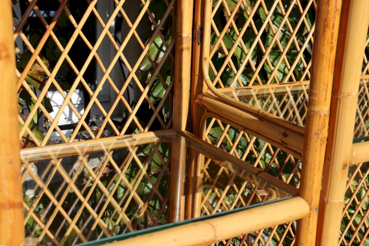 Bibliothèque, étagère sur pieds en rotin style pagode, 1970