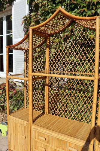 Bibliothèque, étagère sur pieds en rotin style pagode, 1970