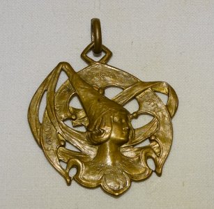 -BIJOU ANCIEN JOLI PETIT PENDENTIF EN LAITON SOUVENIR DU VIEUX PARIS   D