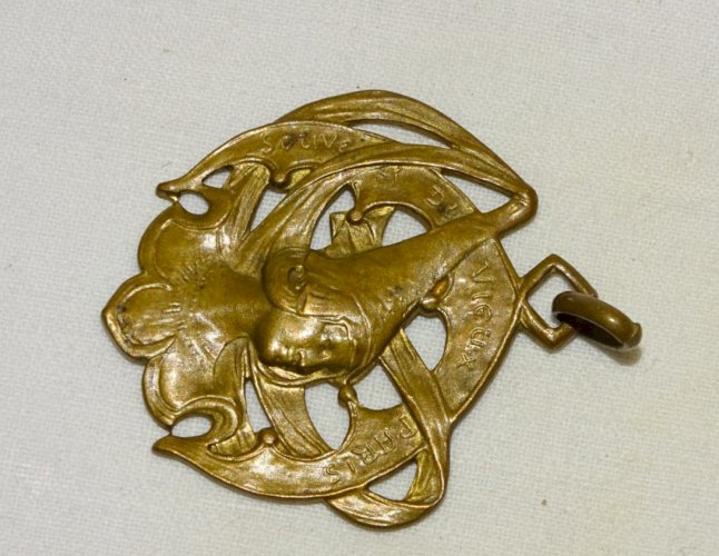 -BIJOU ANCIEN JOLI PETIT PENDENTIF EN LAITON SOUVENIR DU VIEUX PARIS   D