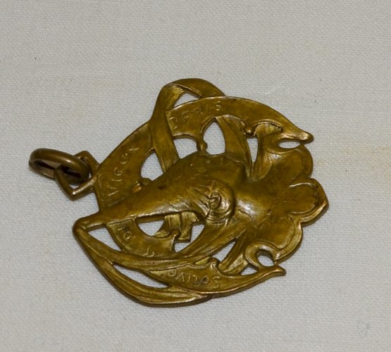 -BIJOU ANCIEN JOLI PETIT PENDENTIF EN LAITON SOUVENIR DU VIEUX PARIS   D