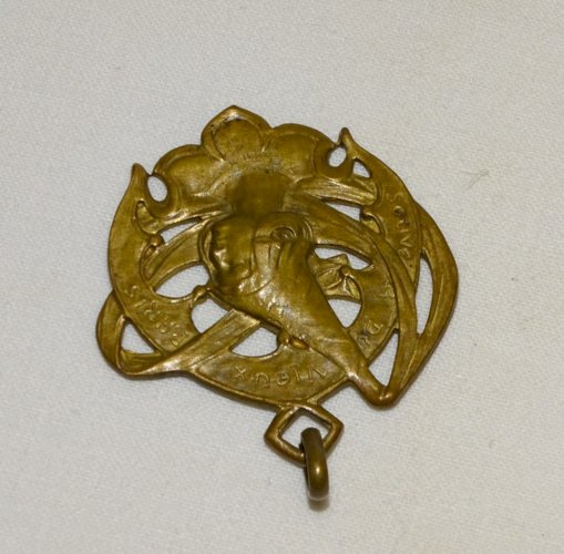 -BIJOU ANCIEN JOLI PETIT PENDENTIF EN LAITON SOUVENIR DU VIEUX PARIS   D