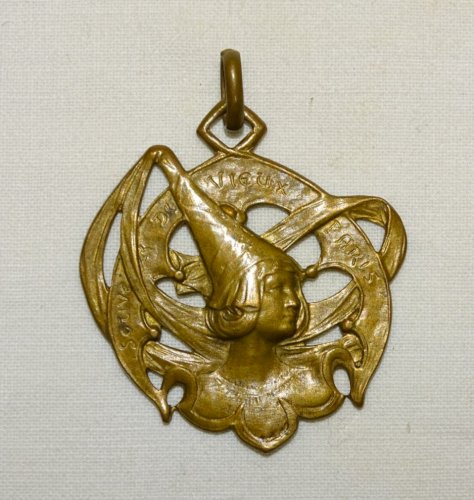 -BIJOU ANCIEN JOLI PETIT PENDENTIF EN LAITON SOUVENIR DU VIEUX PARIS   D