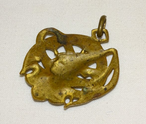 -BIJOU ANCIEN JOLI PETIT PENDENTIF EN LAITON SOUVENIR DU VIEUX PARIS   D