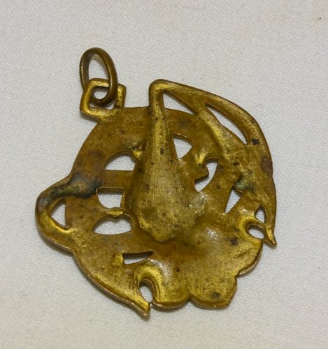 -BIJOU ANCIEN JOLI PETIT PENDENTIF EN LAITON SOUVENIR DU VIEUX PARIS   D