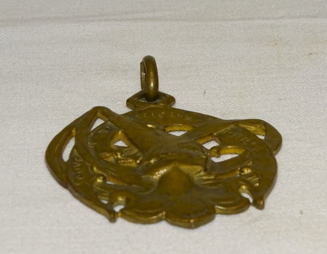 -BIJOU ANCIEN JOLI PETIT PENDENTIF EN LAITON SOUVENIR DU VIEUX PARIS   D