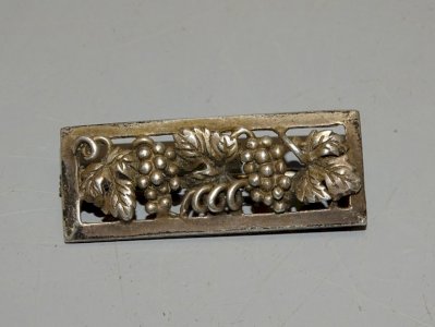 - JEWEL SMALL ANTIQUE BROOCH GRAPES SILVER Crab Mark D