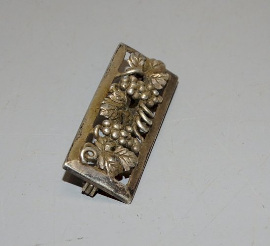 -BIJOU PETITE BROCHE ANCIENNE GRAPPES DE RAISIN ARGENT Poinçon CRABE  D