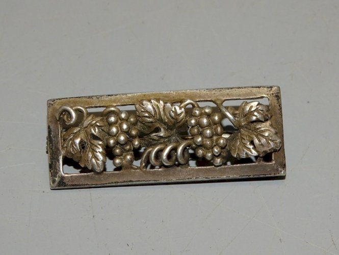 -BIJOU PETITE BROCHE ANCIENNE GRAPPES DE RAISIN ARGENT Poinçon CRABE  D
