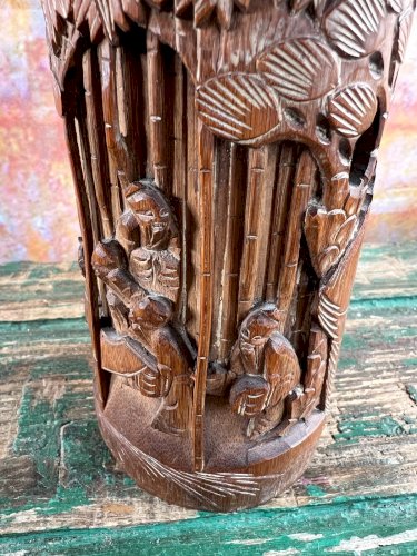 Bitong chinois bambou sculpté – Lettrés sous les pins – Signé Wang – XIXe