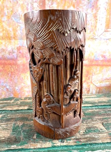 Bitong chinois bambou sculpté – Lettrés sous les pins – Signé Wang – XIXe