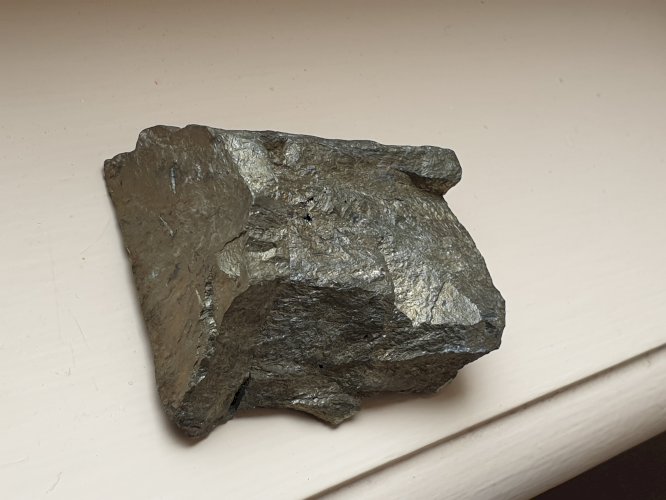Bloc de de pyrite dorée longueur 5,8 cm 148 grammes + nodule métallique 16 grammes