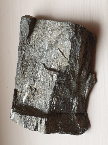 Bloc de de pyrite dorée longueur 5,8 cm 148 grammes + nodule métallique 16 grammes