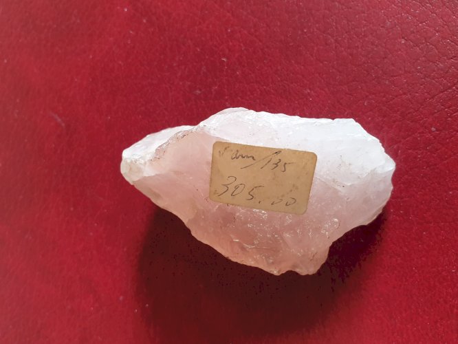 Bloc de quartz rose longueur 7,1 cm poids 84 grammes