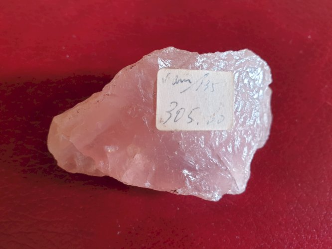 Bloc de quartz rose longueur 7,1 cm poids 84 grammes