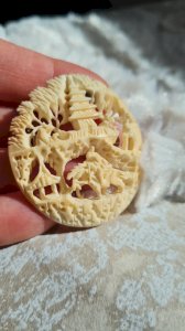 Boche ancienne en matière noble motif extrêmement fin style  asiatique
