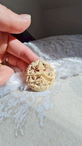 Boche ancienne en matière noble motif extrêmement fin style  asiatique