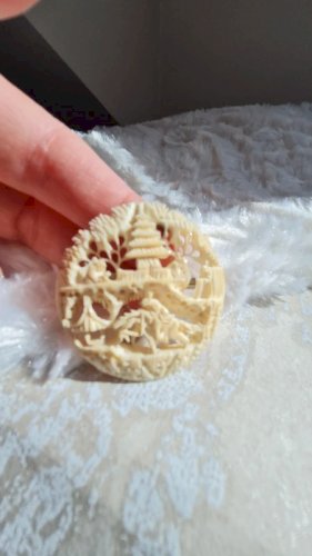 Boche ancienne en matière noble motif extrêmement fin style  asiatique