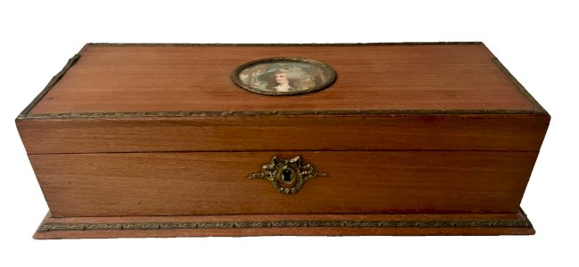 Wood jewelry box made of beech wood with XX century medallion decoration.