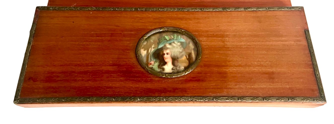 Bois a bijoux en bois d'hetre a décor d'un médaillon XX siècle