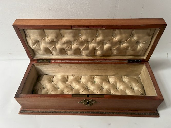 Bois a bijoux en bois d'hetre a décor d'un médaillon XX siècle