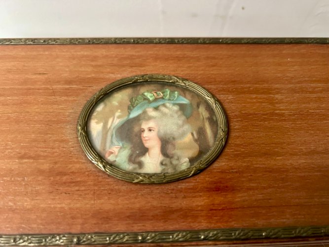 Bois a bijoux en bois d'hetre a décor d'un médaillon XX siècle