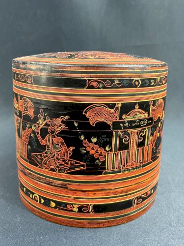 Boite à bétel compartimentée à décor laqué Birmanie Bouddhisme