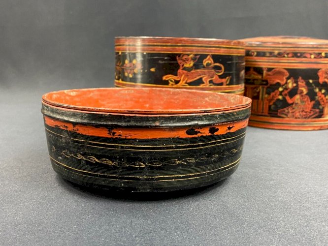 Boite à bétel compartimentée à décor laqué Birmanie Bouddhisme