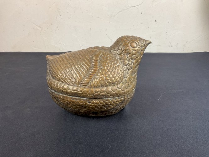 Boite à bétel khmer en métal repoussée , Cambodge XIXème