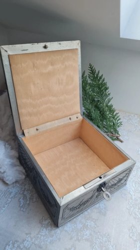 Boite a bijoux ancienne ( Printemps) en métal argenté repoussé et capitonnée