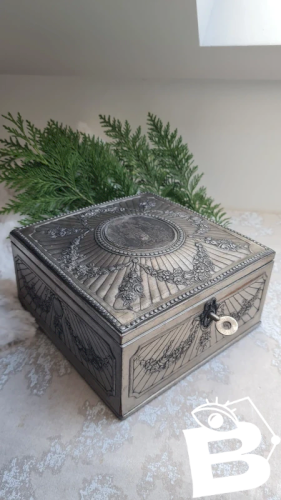 Boite a bijoux ancienne ( Printemps) en métal argenté repoussé et capitonnée
