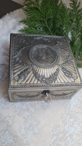 Boite a bijoux ancienne ( Printemps) en métal argenté repoussé et capitonnée