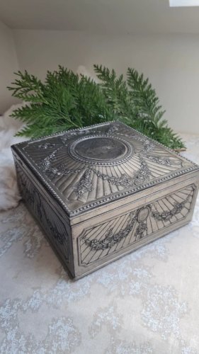 Boite a bijoux ancienne ( Printemps) en métal argenté repoussé et capitonnée