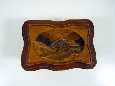 Boîte à bijoux en bois sculpté décor maison ouverture système