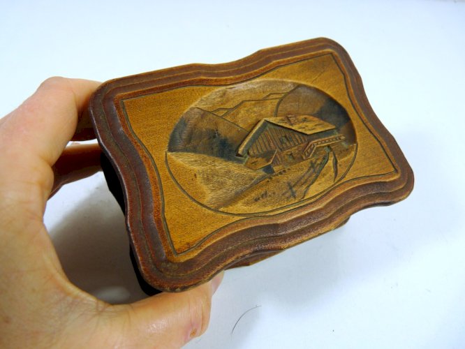 Boîte à bijoux en bois sculpté décor maison ouverture système