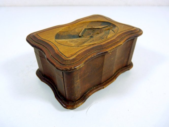 Boîte à bijoux en bois sculpté décor maison ouverture système