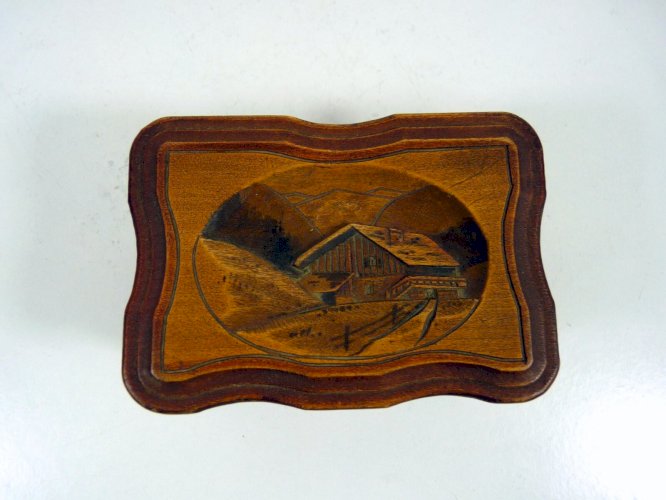 Boîte à bijoux en bois sculpté décor maison ouverture système