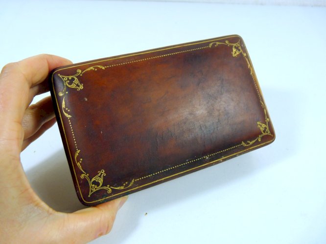 Boîte à bijoux en cuir marron bordure en or fin Made in Italy