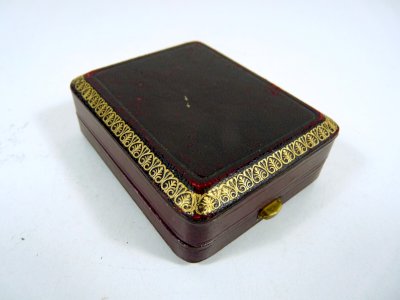 Boîte à bijoux en galuchat bordeaux et or fin