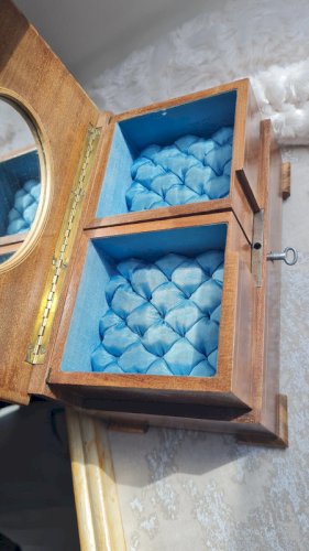 Boite a bijoux en marqueterie ancienne et capitonnée