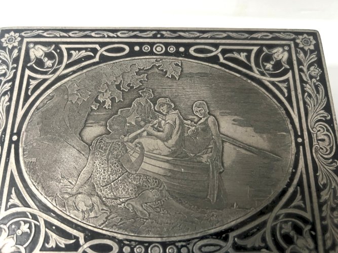 Boite a bijoux en marqueterie de métal gravé d'une scène animée XX siècle