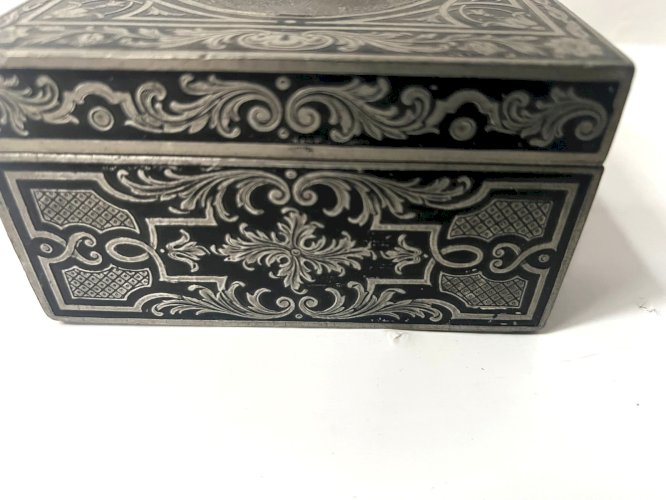 Boite a bijoux en marqueterie de métal gravé d'une scène animée XX siècle