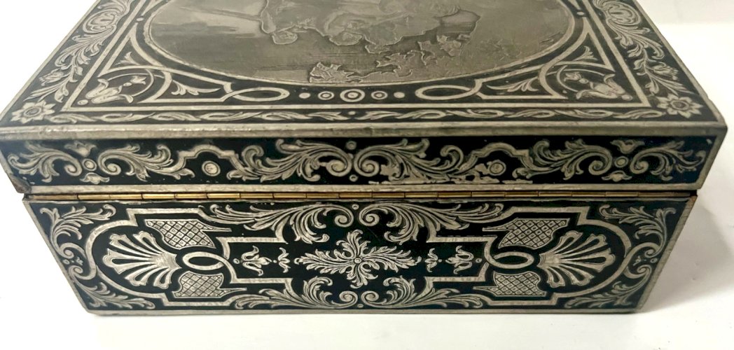 Boite a bijoux en marqueterie de métal gravé d'une scène animée XX siècle