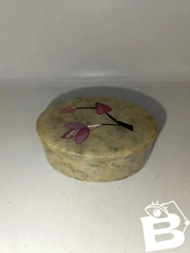 boite à bijoux en pierre dur a decor de fleur en bon etat