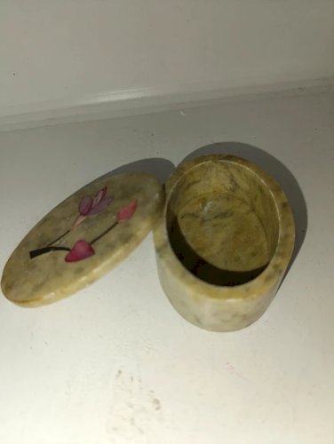 boite à bijoux en pierre dur a decor de fleur en bon etat