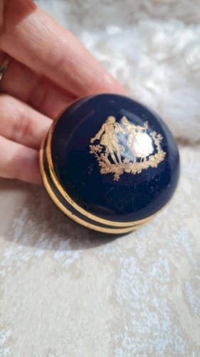 Boite a bijoux en porcelaine ou pilulier Limoges France