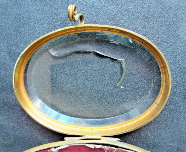 Boite à bijoux Napoléon III, couvercle biseauté entouré de 12 coquilles en nacre
