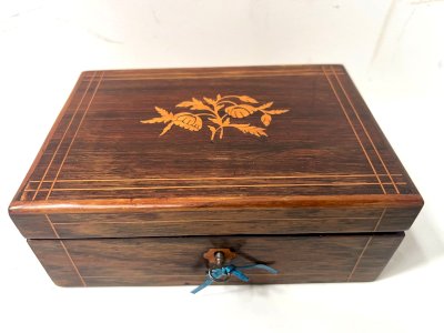 Boite a bijoux Napoléon III en acajou et marqueterie de bois clair XX siècle