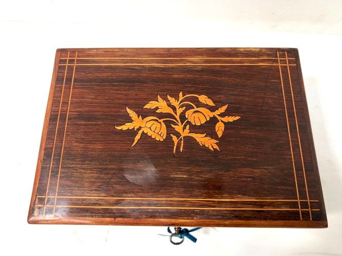 Boite a bijoux Napoléon III en acajou et marqueterie de bois clair XX siècle